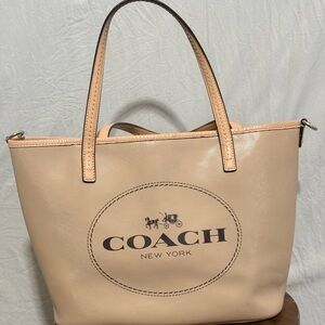 Coach Beige Leather Tote Bag Double Handles Logo Clasp Inner Pockets